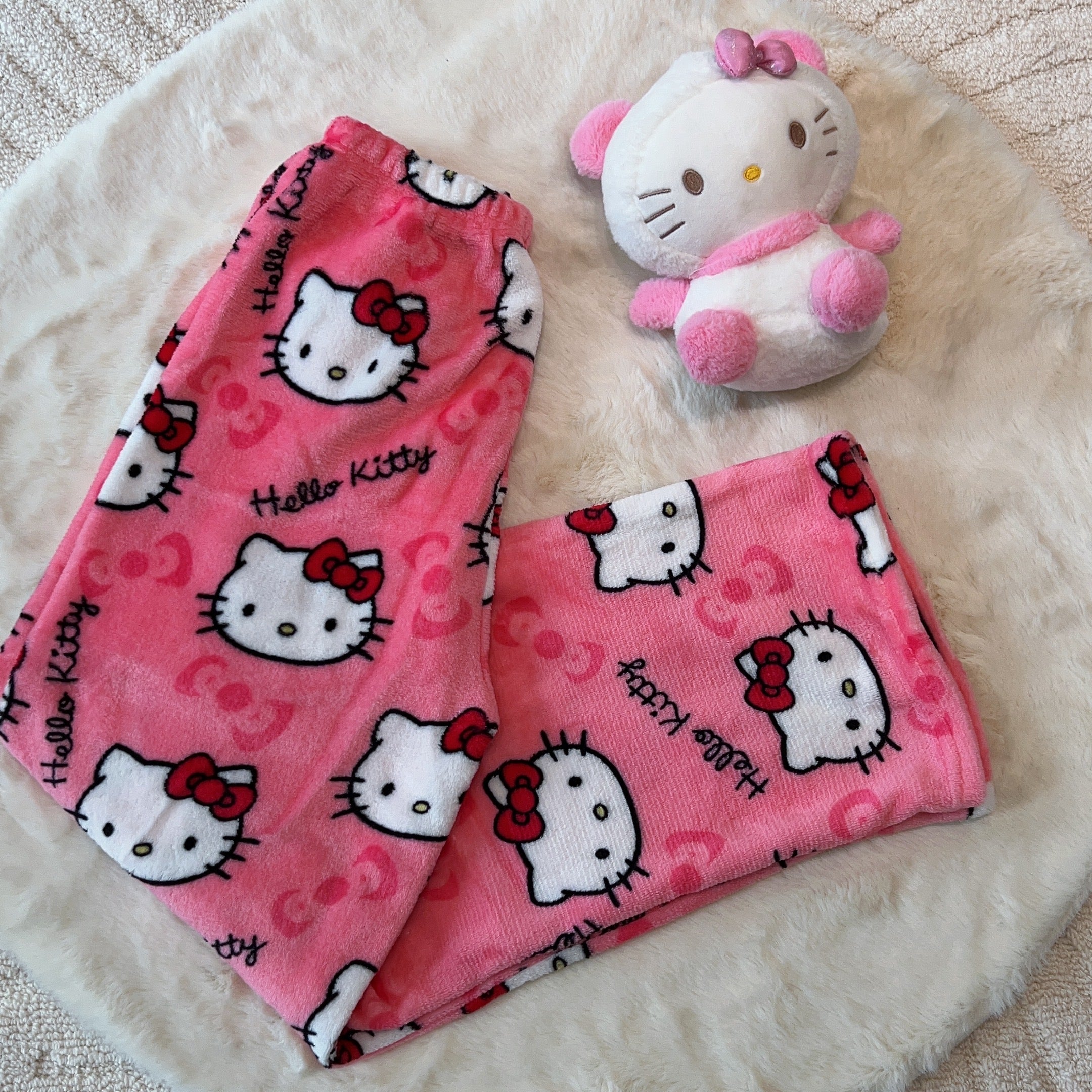 Hello Kitty Flannel Pant - Le pyjama viral de l'hiver 2024 💝